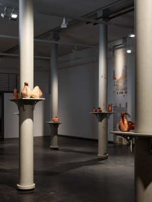 Ausstellungsansicht „Carlos León Zambrano – Ancestral“ in der Galerie im Marstall Ahrensburg; Foto: Edward Greiner