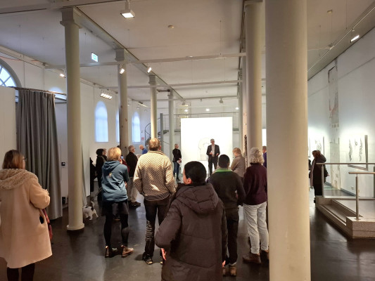 BesucherInnen bi der Eroeffnung Frieder Falk